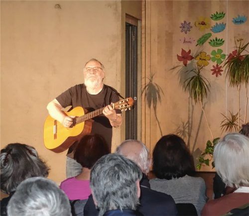Er schreibt und textet seine Stücke alle selbst und spielt dazu mit seiner Gitarre, wobei die Bandbreite seiner Stücke von Rock und Blues über bayerische Couplets bis hin zu klassischen Gitarrenstücken reicht: der Liedermacher Horst Eberl.Foto re