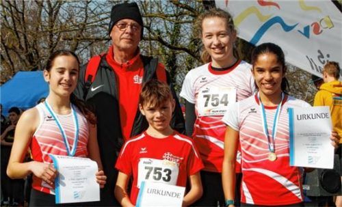 Erfolgreich präsentierten sich die Nachwuchsläufer vom TSV Mühldorf: Hannah Zwirner, Trainer Hubert Hornung, Adam Zwirner, Johanna Schmid und Alia Belouazza (von links). Fotos Ludwig Stuffer