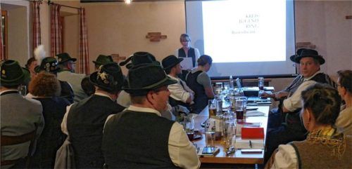 Erika Spon referiert bei der Versammlung der Gemeinschaft der 18 Trachtenvereine des Altlandkreises Bad Aibling über den Kreisjugendring Rosenheim. Foto re