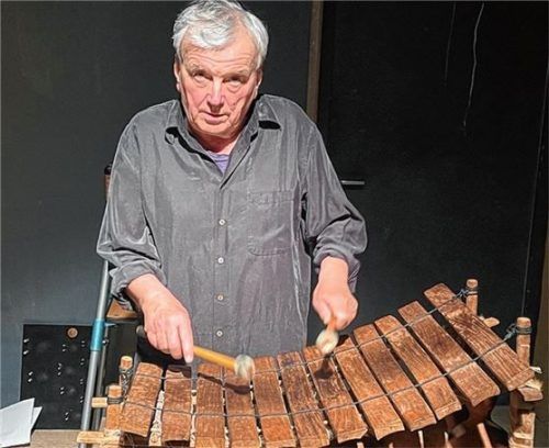 Erwin Rehling spielt mit seinem ghanesischen Xylophon. Foto kirchner