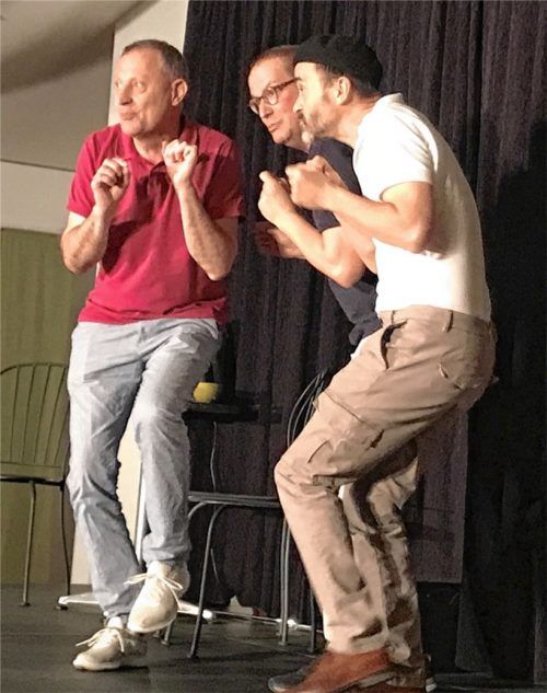 Es dauerte keine drei Minuten, da kam der Missbrauch von Kindern und Jugendlichen zum ersten Mal auf die Bühne: (von links) Markus Lentner, Richard Stefke und Werner Hofman sind das Kirchenkabarett Soafablosn. Foto Honervogt