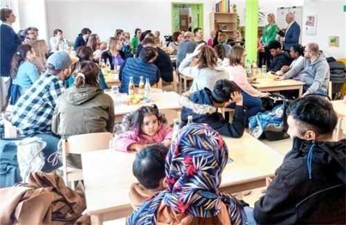 Familienreferentin Silke Auer sowie Bürgermeister Erwin Baumgartner (hinten) freuten sich über das große Interesse der Anwesenden. Foto RE