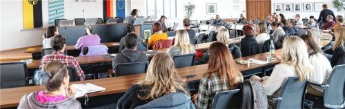 Fast bis auf den letzten Platz gefüllt war der Sitzungssaal des Landratsamts beim ersten Vernetzungstreffen sozialer Einrichtungen und Organisationen.Foto re