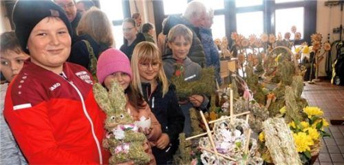 Fast nicht sattsehen konnten sich die Kinder an den Heuhasen und flauschigen Küken beim Ostermarkt der Feuerwehr in Schnaitsee.Foto unterforsthuber