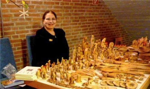 Faten Mukarker aus dem Westjordanland mit ihren Olivenholz-Schnitzereien vor ihrem Vortrag.Foto fis
