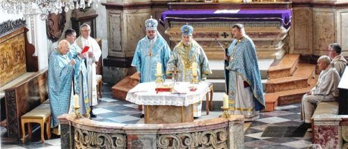 Feierliche Zeremonie: Blick auf Altar beim griechisch-katholischen Gottesdienst in der Priener Pfarrkirche.Fotos  hötzelsperger