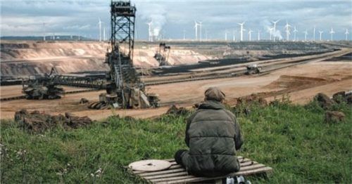 Felix Maria Bühler zeigt, wie sich die „Letzte Generation“ auf die Proteste von Lützerath vorbereitet hat. Foto RE