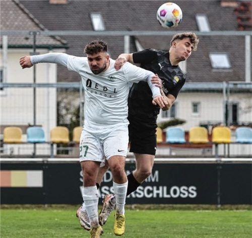 Florian Huber im Luftkampf mit dem zweifachen Gäste-Torschützen Roberto Valanzano.Foto Gabi Zucker