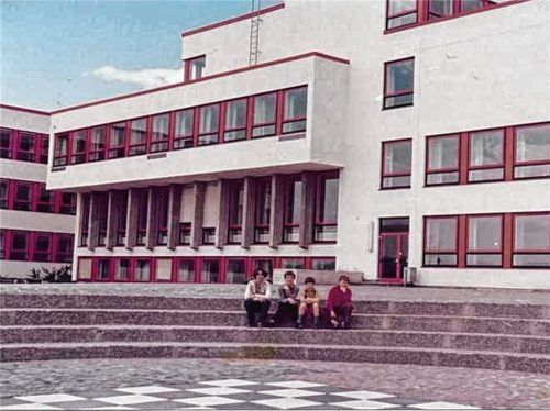 Foto mit Seltenheitswert: Das Gymnasium Bad Aibling vor der Erweiterung und der „Umlackierung“ der Fenster, die damals Erkennungsmerkmal Nummer 1 waren. Zur Verfügung gestellt hat diese private Aufnahme dankenswerterweise Elisabeth Glas aus Bad Aibling, die damals als Schülerin mit ihrer Familie dorthin geradelt war. Aufnahmen der Schule von außen aus dieser Zeit sind, wie sich im Zuge der Recherchen des Mangfall-Boten herausgestellt hat, absolute Mangelware. Foto  Glas
