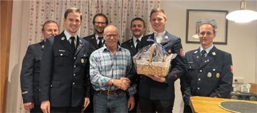Franz Reiter (Mitte) nimmt das Amt des Schirmherrn für das 150-jährige Bestehen auf Bitten von Erwin Angermaier, Thomas Kirchberger, Andreas Mayr, Martin Seebacher, Korbinian Wallner sowie Matthias Höfer an (von links). Foto Feuerwehr Litzldorf