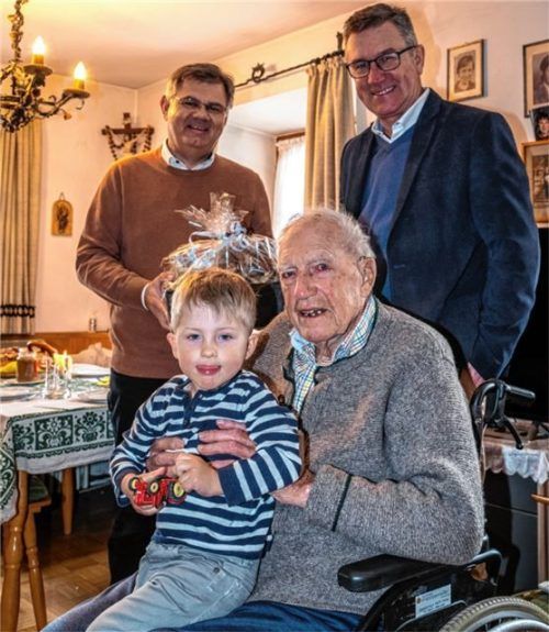 Franz Xaver Stadler mit seinem Urenkel Julian nimmt die Glückwünsche zum 102. Geburtstag von Samerbergs Bürgermeister Georg Huber und Diakon Günter Schmitzberger entgegen.Foto Nitzsche