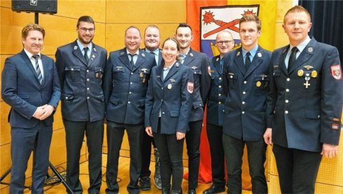 Freude bei den Ehrungen: (von links) Bürgermeister Josef Grundner mit Zweitem Kommandant Tobias Fuchshuber, Rudi Huber, Manuel Heumeier, Helene Wimmer, Simon Oberloher, Kreisbrandinspektor Werner Hummel, Simon Huber und Kommandant Thomas Hell. Foto stettner