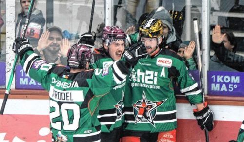 Freude bei den Starbulls: Chris Dodero (mitte) bejubelt seinen Treffer mit seinen Teamkollegen Manuel Strodel und C.J. Stretch (von links).Fotos Franz Ruprecht