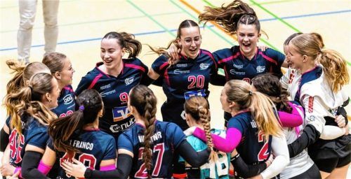 Freude pur bei den Volleyballerinnen der Damen II nach dem Sieg im Spitzenspiel gegen Burghausen. Foto Fabian Bartsch