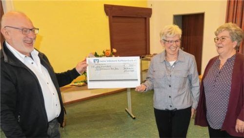 Freudestrahlend nahm „Kirchenmusiker-Chef“ Karl Heinz Vater den symbolischen Scheck über 300 Euro von Schatzmeisterin Lydia Keller und Vorsitzender Anni Niedermair entgegen (von links).