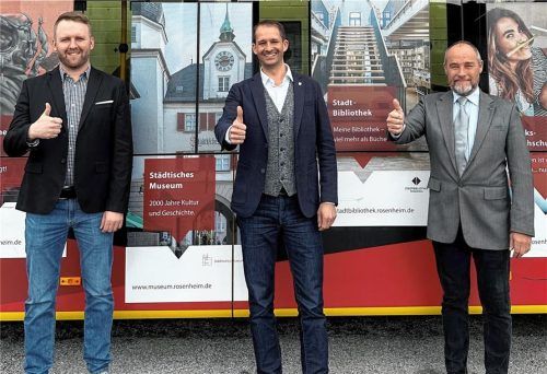 Freuen sich auf die Zukunft des Rosenheimer ÖPNV: der künftige Geschäftsführer der Verkehrsgesellschaft Rosenheim, Tobias Weiß, Oberbürgermeister Andreas März und der Geschäftsführer des Stadtverkehrs, Ingmar Töppel. Foto Stadt Rosenheim