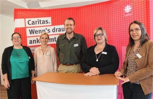 Freuen sich über das Interesse: (von links) KBW-Geschäftsführer Dr. Tobias Grill (Mitte) mit den Caritas-Mitarbeiterinnen (von links) Nicole Skrojek, Andrea Langstein, Kreisgeschäftsführerin Alexandra Bohn und Maria Irl.Foto huckemeyer
