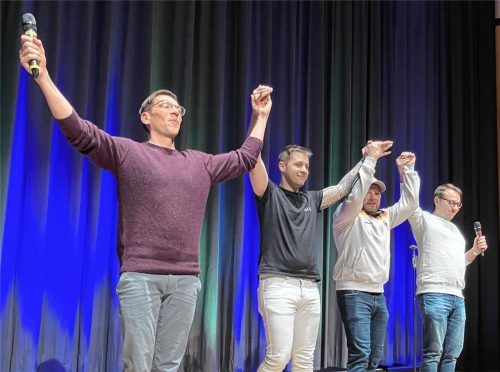 Freuen sich über den lauten Applaus nach ihrem Auftritt im Haus der Kultur in Waldkraiburg: Die Münchner Comedians Mathias Albus, Michi Rako, Alex Profant und Lukas Boborzi (von links). Foto Helena Gennutt