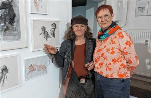 Freuten sich über viele Besucher: Kursleiterin Nada Dietel (rechts) mit dem Model Gertraud Kapfinger vor den Aktzeichnungen.Foto Hoffmann