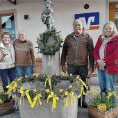 Gartenbauverein schmückt Dorfbrunnen
