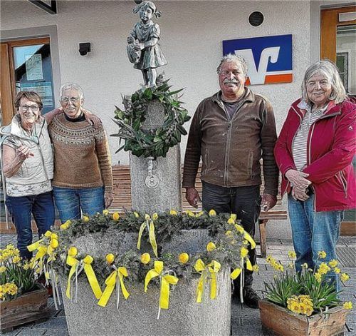 Frühlingshaft in Grün und Gelb ließen die Helfer des Waldhauser Gartenbauvereins den Dorfbrunnen pünktlich zum Palmsonntag erblühen. Von links: Christine Krah, Iris Hogreve, Hans Schmid und Maria Lederwascher.Foto Unterforsthuber