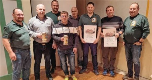Für 25 Jahre Treue (von links) überreichte Vorsitzender Jürgen Steeb Ehrenkrüge an Johann Ulrich, Philipp Witt, Sebastian Hofmaier und Stefan Steeb. Kassier Pius Madersbacher und Jakob Holzmann wurden für ihre zehnjährige Mitgliedschaft honoriert. Der stellvertretende Vorsitzende Georg Schwerdtel gratulierte. Foto auer