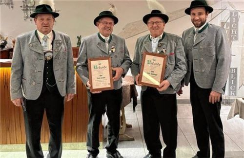 Für 50 Jahre Mitgliedschaft ehrten Vorstand Fritz Zäch (links) und Zweiter Vorsitzender Anton Grießer (rechts) Franz Zacherl (Zweiter von links) und Sepp Hamberger. Foto Nicole Zäch