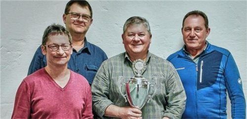 Für das traditionelle Freundschaftsschießen engagierten sich (von links) der Schützenmeister des Gastgebervereins11&1 Helmut Perzlmeier, der KSK-Vorsitzende Christian Schmid und Veranstaltungsorganisator Ludwig Koller aus Gumattenkirchen sowie der Vorsitzende der Niederbergkirchner KSK, Josef Huber. Foto Kretschko