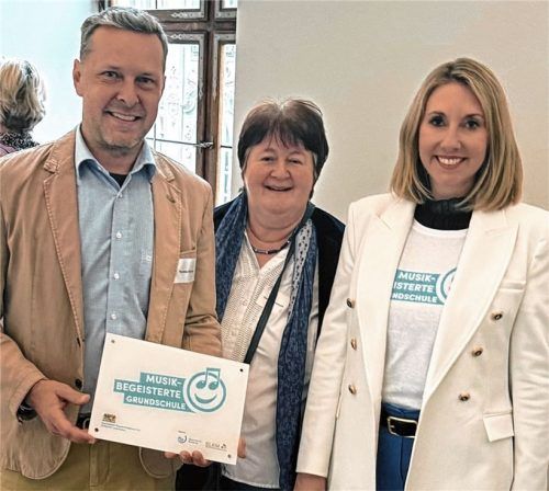 Für das Wohl der Kinder halten (von links) Rektor Thomas Duxner, Musikexpertin und Fachberaterin Gerti Schwoshuber sowie Kultusministerin Anna Stolz den Musikunterricht für essenziell.Foto auer