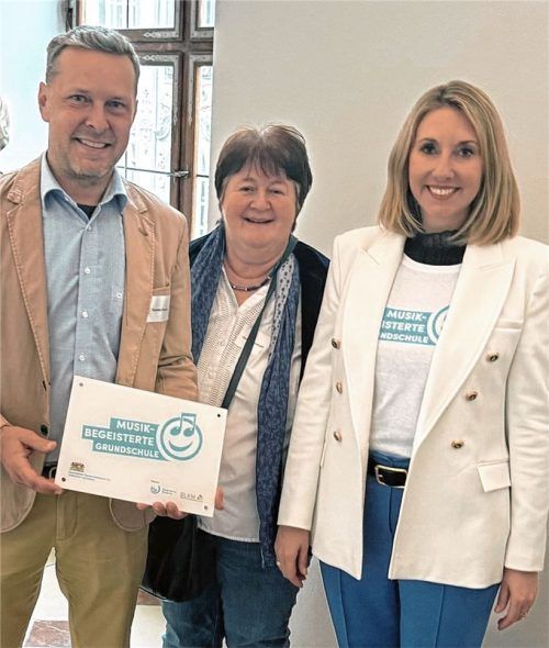 Für das Wohl der Kinder halten (von links) Rektor Thomas Duxner, Musikexpertin und Fachberaterin Gerti Schwoshuber sowie Kultusministerin Anna Stolz den Musikunterricht für essenziell.Foto auer