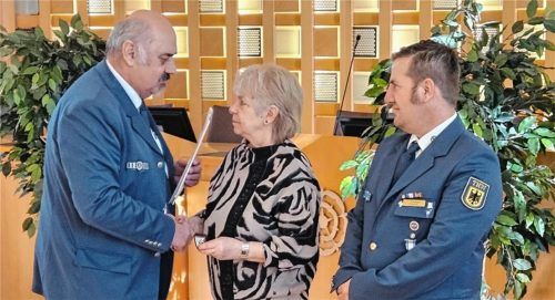 Für den verstorbenen Siegfried Schlosser nahmen Mitglieder seiner Familie die posthume Auszeichnung von Gerhard Holzmeier, dem Schriftführer des THW (links), entgegen. Foto Cordula Wildauer