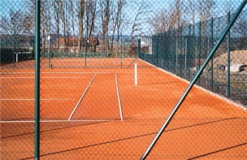 Für die Kosten zu Beschaffung und Entsorgung des Sandes auf den Tennisplätzen des SV Albaching soll es finanzielle Unterstützung geben.Foto Günster