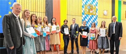 Für einen Notendurchschnitt von 1,0 ehrte (von links) stellvertretender Landrat Sepp Konhäuser die Auszubildenden Luna Benkner (Kliniken Südostbayern), Sarah Michlbauer (Siloking Mayer Maschinenbau), Rebekka Michlbauer (Rosenberger Hochfrequenztechnik), Franziska Ackermann (Brückner Maschinenbau), Alexandra Loeben (Kaufland Traunstein), Johannes Bacher (Ferdinand Bierbichler), Leon Oberbauer (AlzChem Group), Katharina Bepple (Kliniken Südostbayern), Karina Lebedev (Diakonisches Werk) und Sandra Schrott (Heidenhain). Es gratulierte stellvertretender Schulleiter Gunther Vigerl. Foto Effner
