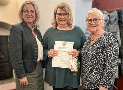 Für ihre 25-jährige Mitgliedschaft bekam Andrea Leitner (Mitte) neben der Ehrenurkunde auch reichlich Dankbezeugungen von (von links) der stellvertretenden Vorsitzenden Doris Maier und der Vorsitzenden Waltraud Gries. Foto re