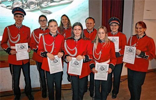 Für ihre Vereinstreue zwischen fünf und 25 Jahren wurden bei der Hauptversammlung neun Mitglieder ausgezeichnet: (von links) Florian Dunker, Lisa Soller, die Zweite Vorsitzende, Emilia Koch, Vorstand Nicole Schnitzenbaumer, Veronika Lukey, Sepp Gambos, Michaela Weilnhammer, Kathi Fischbacher und Gabi Gambos.Foto Stache