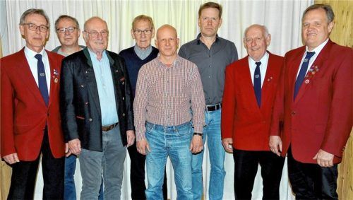 Für langjährige Mitgliedschaft geehrt: (von links) Siegfried Bichlmaier, Uli Herzog, Matthäus Urban, Michael Holzner, Jakob Herzog, Michael Holzner junior, Leo Jodl und Georg Fellner.Foto bauer