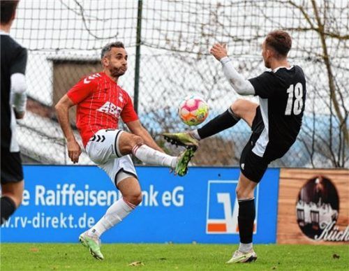 Fußball-Ballett: Engelsbergs Cem Özgümüs (links) und Hammeraus Noah Wiesbacher.Foto mb.presse – Butzhammer