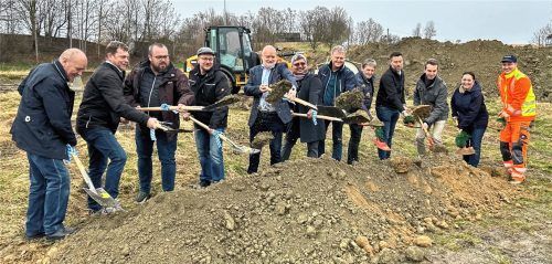 Gaben mit dem Spatenstich den Startschuss für den neuen Bauhof: (von links) Hans Ossner, Konrad Brand, Martin Krüger, Josef Utzinger, Bürgermeister Thomas Einwang, Pater Thomas, Franz Stoiber, Zweiter Bürgermeister Manfred Rott, Rupert Rigam, Stefan Paschke, Stefanie Hübl und Christian Brandmaier. Foto Esser