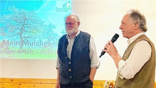 Gärtnermeister zu Besuch: (links) Gastreferent Thomas Pummerer gab verschiedene Tipps zum Thema Mulchgärten. Vorsitzender Christian Steinbichler vom Gartenbauverein dankte ihm für sein Kommen.Foto Hötzelsperger