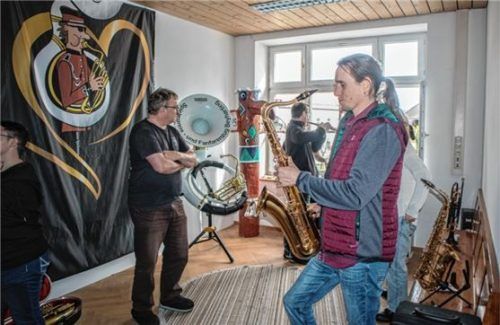 Gäste versuchten am Tag der offenen Tür des Spielmanns- und Fanfarenzuges Beyharting, auch selbst zu musizieren. Foto  Stache