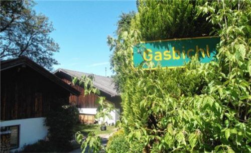 Gasbichl bei Frasdorf lässt sich auf Geyerspühel zurückführen, einem Hügel, auf dem Geier genistet haben.Foto höfer