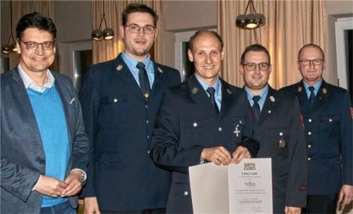 Geehrt wurde Markus Rott (Dritter von links) mit dem Feuerwehr-Ehrenzeichen von (von links) Landrat Max Heimerl, Kommandant Ralf Schmidt, dessen Stellvertreter Tobias Breintner und Kreisbrandinspektor Werner Hummel. Foto Kretschko