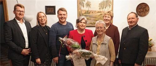 Geehrt wurden die Mitglieder Luise Huber (Dritte von rechts) für 40 Jahre Mitgliedschaft in der Frauen-Union und Ulrike Beilharz (Vierte von links) für 25 Jahre Mitgliedschaft von (von links) Bürgermeister Roland Kamhuber, Kreisvorsitzender Barbara Fuchshuber, Vorsitzendem Julian Sieber, Martina Wendlinger und Ortsvorsitzendem Martin Thalmeier. Foto sutherland