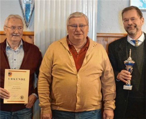 Geehrte Mitglieder: (von links) Franz Hirmer mit Vorsitzendem Anton Maier und Burkhart Berthold mit dem Pokal vom Kreispokalschießen. Foto sutherland