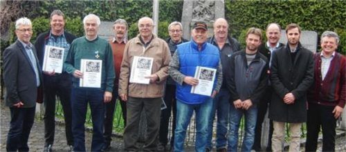 Geehrte und Vorstand: Gerhard Ostermeier, Andreas Schönstedter, Franz Haberger, Josef Kirschner, Franz Halmbacher, Andreas Forster, Otto Lenz, Sebastian Huber, Thomas Gebler, Beisitzer, Bürgermeister Johann Ziegleder, Schriftführer Simon Prantl und der ehemalige Schriftführer Leonhard Hausperger.Foto Jaensch