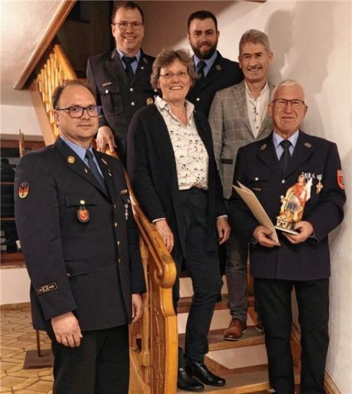 Geehrter und Ehrende: (vorne, von links) Kreisbrandinspektor Bernd Michel, stellvertretende Landrätin Cathrin Henke, Bürgermeister Christian Seidl, Anton Furtner (50 Jahre aktiver Feuerwehrdienst) sowie (hinten von links) Kommandant Werner Huber und Vorsitzender Michael Forster.Foto seitz