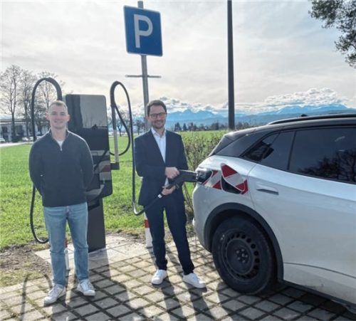 Geladen wird regionaler Ökostrom. Hier testen Bürgermeister Johannes Zistl (rechts) und Klimaschutzmanager Nico Hirsemann eine Säule.Foto Lohwasser