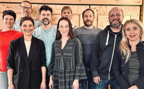 Gemeinsam für die Kultur aktiv: Vorstand und Beirat der Bühnenkunst Förderer mit (von links) Kathrin Sedlmeir, Sebastian Knözinger, Julia Urban, Vorsitzendem Wolfgang Sedlmeir, Yesim Dell’Anna, Andreas Hengstebeck, Tobias Ihm, Rainer Pannenberg und Andrea Anner. Foto Bühnenkunst Förderer