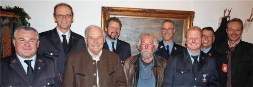 Gemeinsam mit dem Vorsitzenden Christian Obermaier (links), Bürgermeister Anton Baumgartner, Kreisbrandmeister Manfred Gierlinger und Kommandant Herrmann Ganterer (alle von rechts) freuen sich (vorne von links) Franz Landinger (70 Jahre), Paul Enzinger (50) und Matthias Wankner (25) sowie (hinten von links) Rupert Donauer (25) und Franz Friedrich (40) über die Auszeichnungen. Foto  Wastl