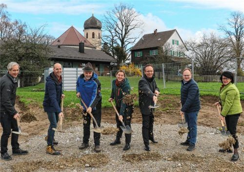 Gemeinsamer Griff zum Spaten: (von links) Landschaftsarchitekt Martin Karl vom Büro Grünwerk, Frasdorfs Bauamtsleiter Olaf Hoffmeyer, Thomas Bachmann vom Ingenieurbüro Höllige-Wind, Architektin Svenja Rohde, Frasdorfs Bürgermeister Daniel Mair, sein Amtskollege Andreas Friedrich aus Prien und die Priener Gemeinderätin Rosi Hell. Foto Rehberg